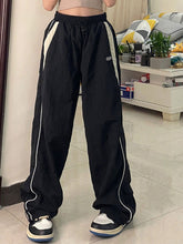 Pantalones deportivos holgados negros con ribete en contraste